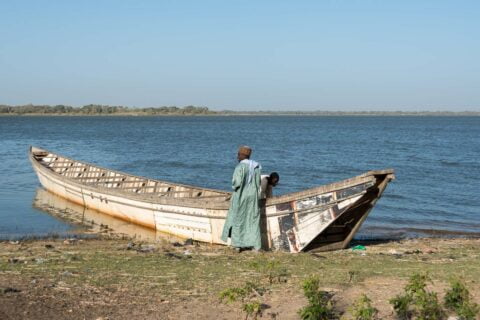 Lago Chad pescador junto a su barca