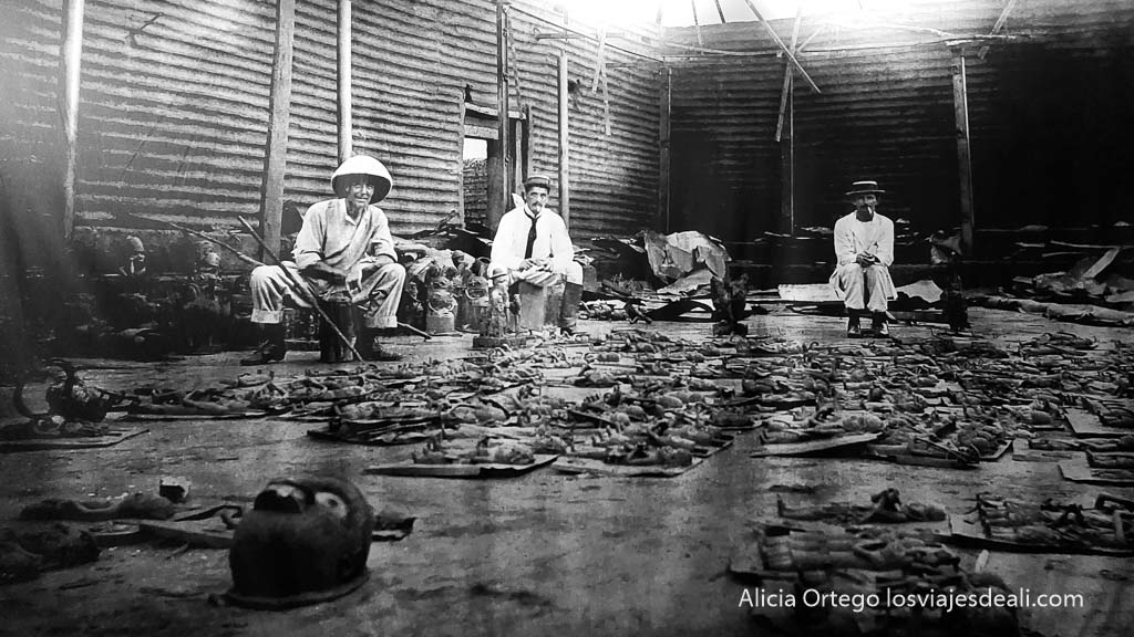 foto antigua de británicos con colección de bronces de benin city