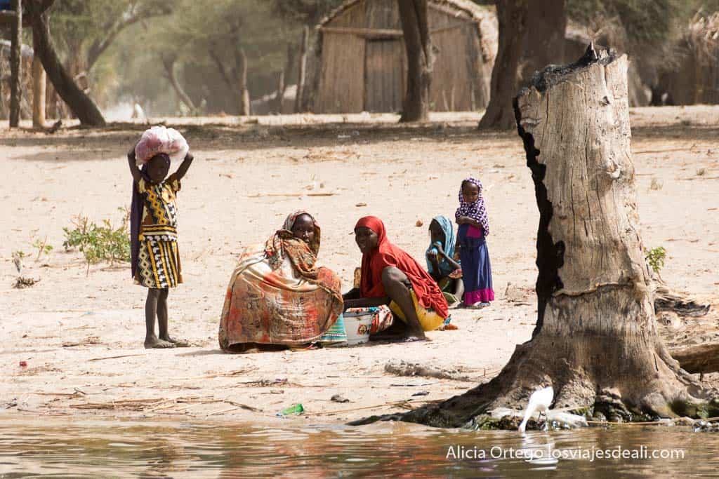 mujeres y niños buduma, uno de los pueblos y nómadas del lago chad