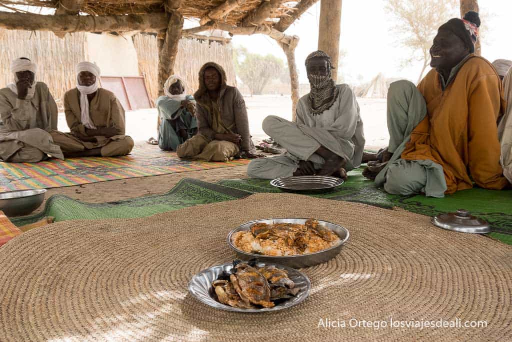 buduma en torno a plato de carpas con arroz tribus nómadas del lago chad
