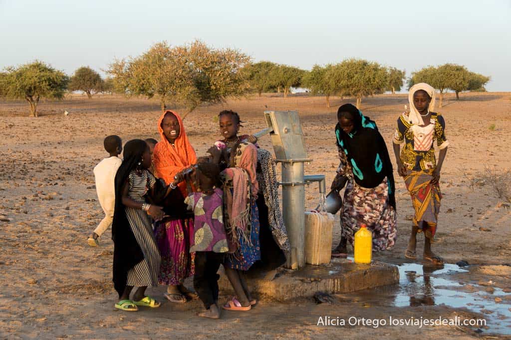mujeres kanembou cogiendo agua de un pozo 