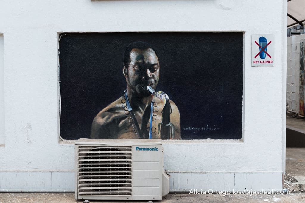 afrobeat en lagos: fela kuti tocando el saxo en una pared del kalakuta museum