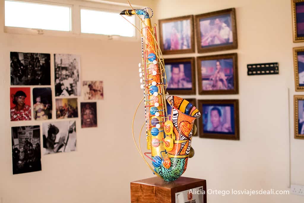 saxo pintado de colores y estampados africanos en el kalakuta museum, afrobeat en lagos