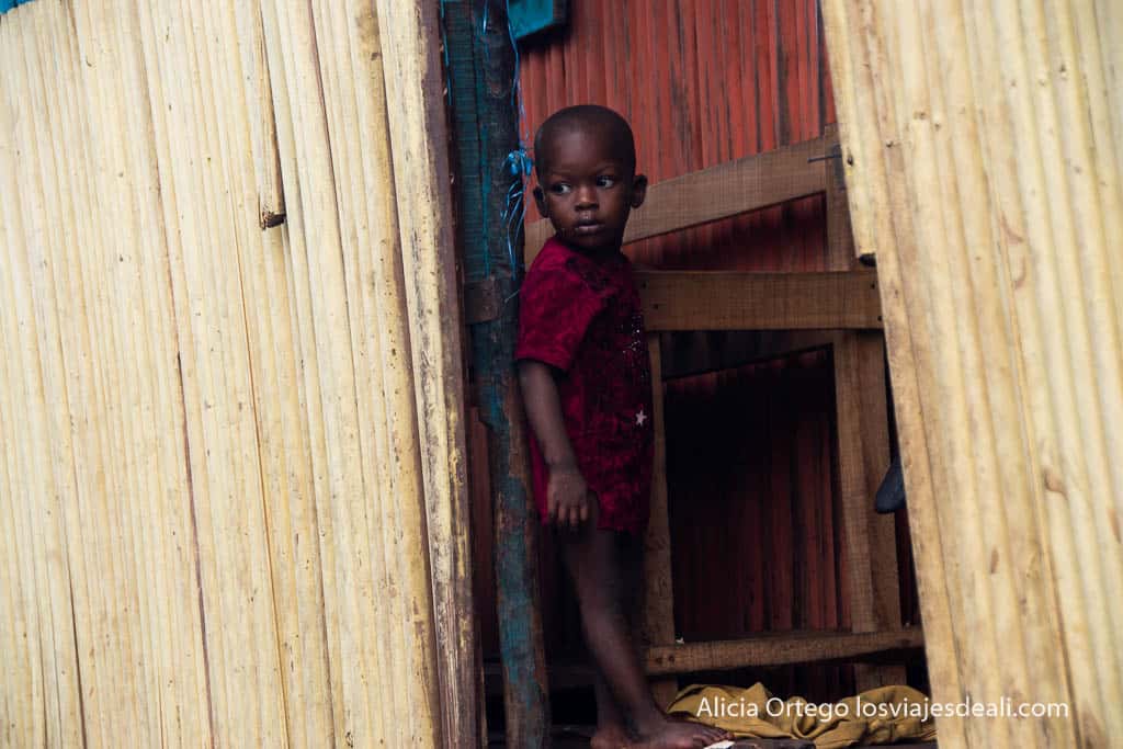 niño de makoko en la puerta de su casa
