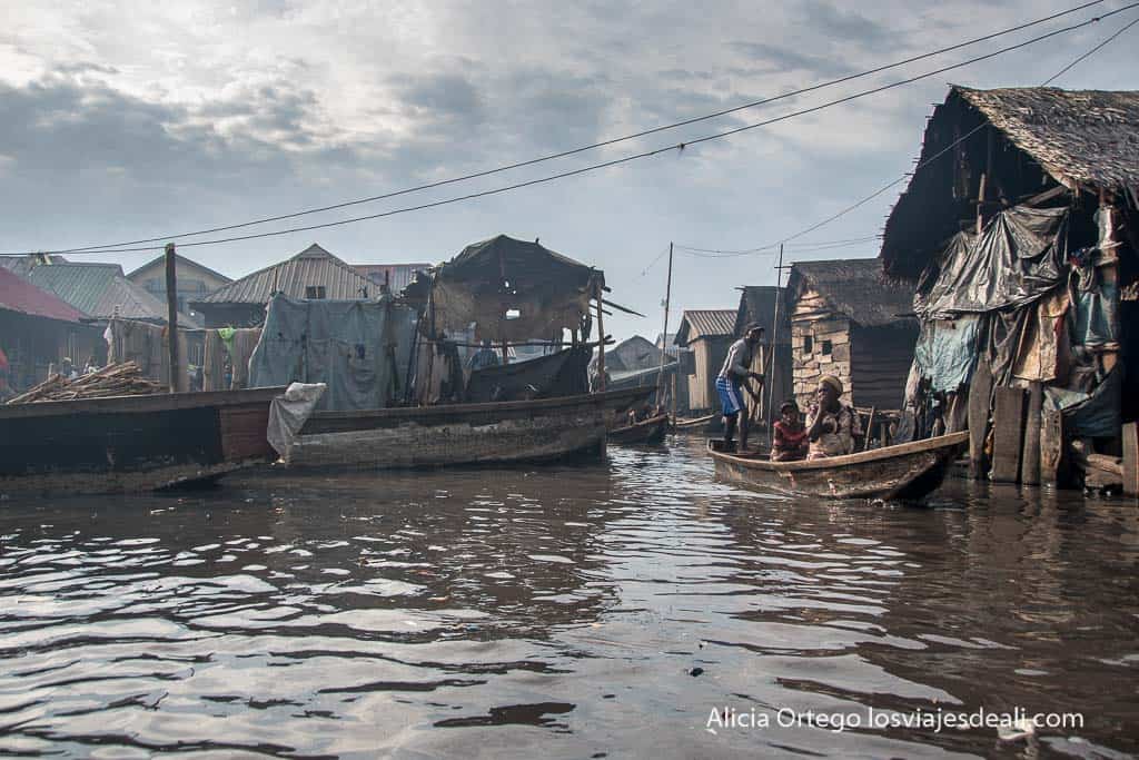 piraguas y casas en Makoko, Lagos