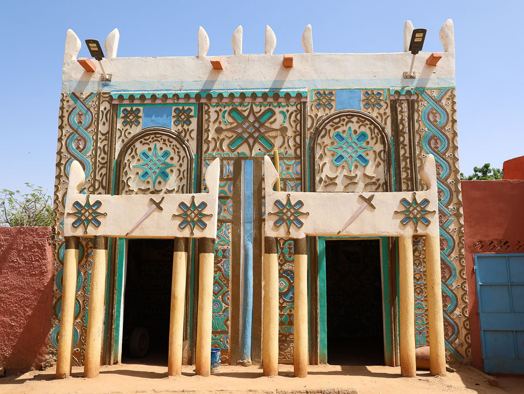 fachada decorada de un palacio de níger