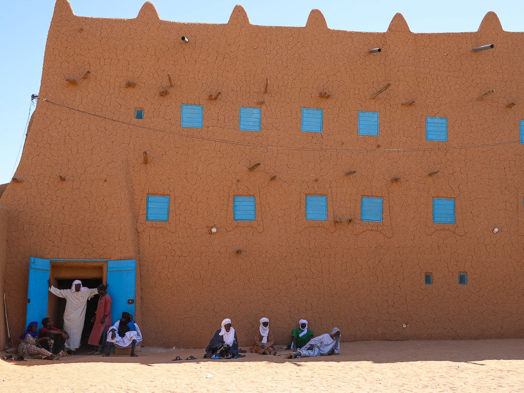 edificio de adobe con ventanas azules de níger