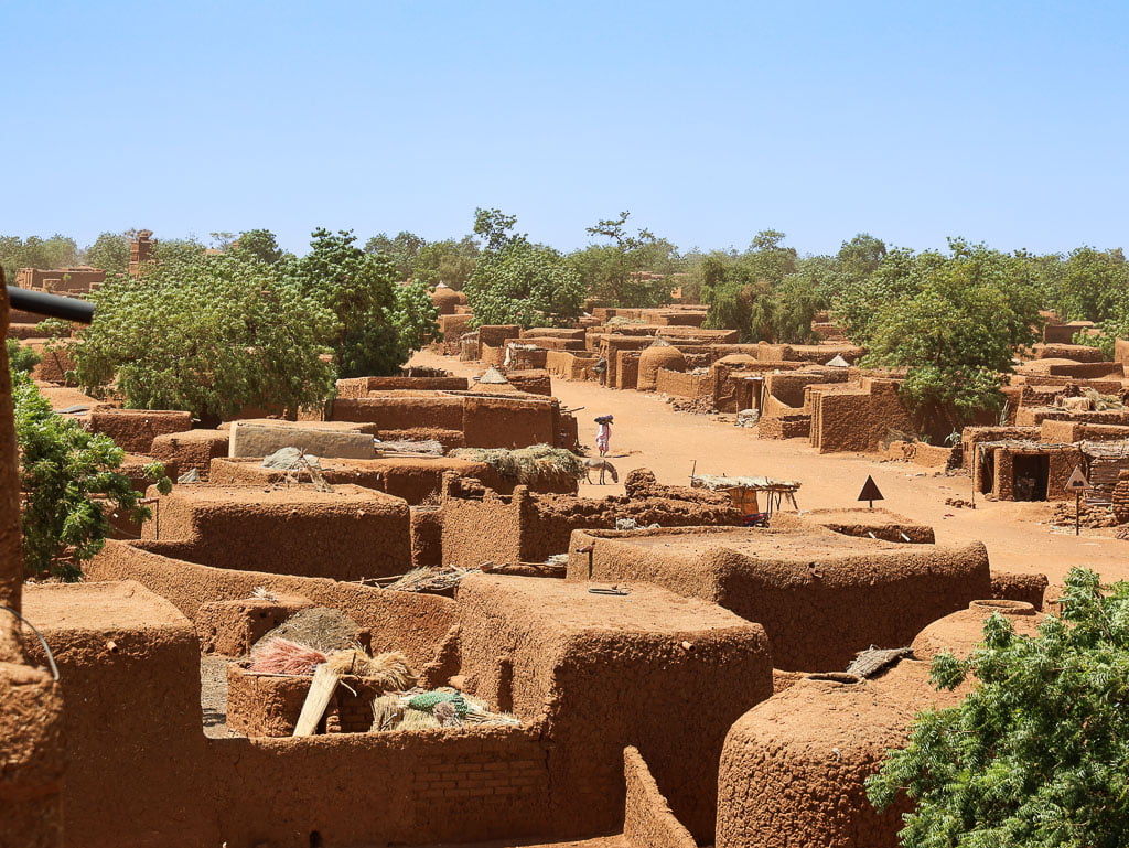 pueblo de adobe con graneros