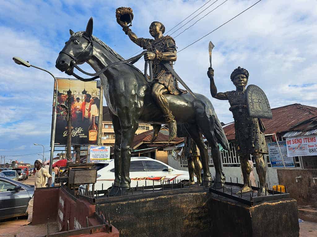 estatua del chief obasogie a caballo en benin city