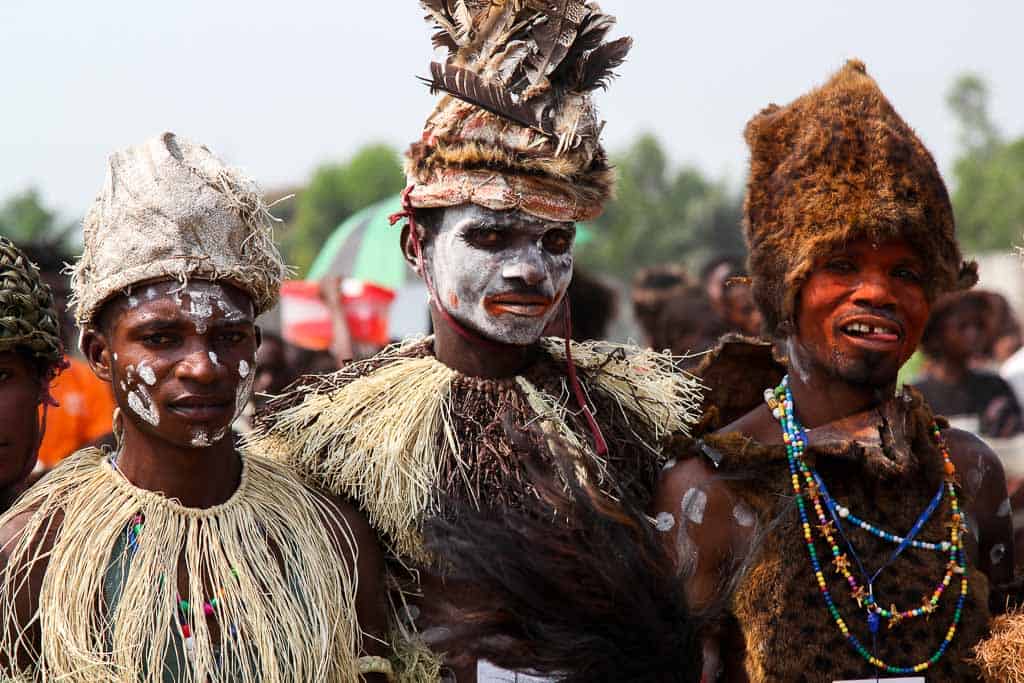 tres hombres de la tribu pende con maquillaje y sombreros