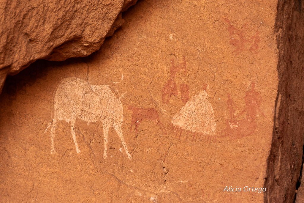 arte rupestre de ennedi mujer con falda larga y vaca