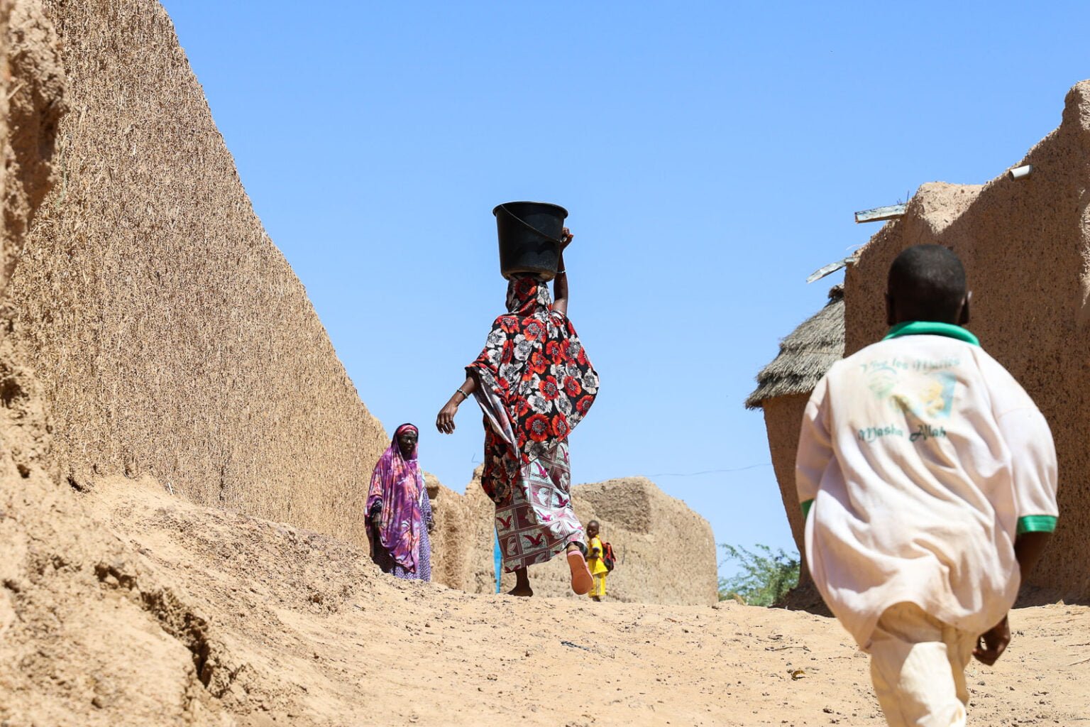 Sahel pueblo con mujeres y niños